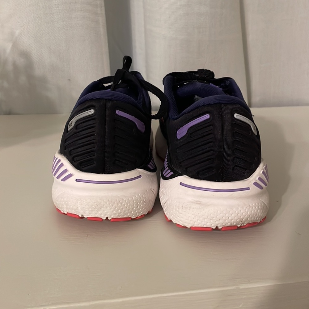 Brooks - Picture 2 of 4